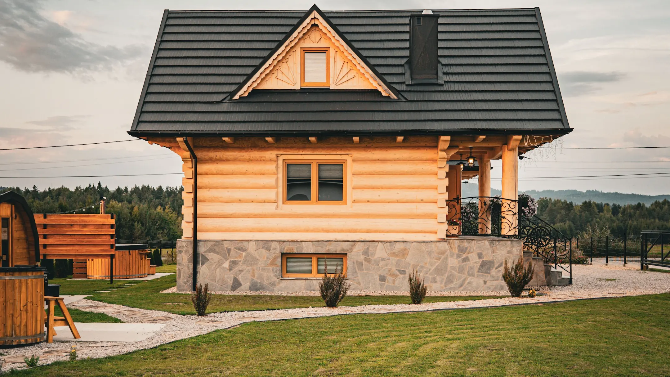 Zdjęcie boku domku dziki raj